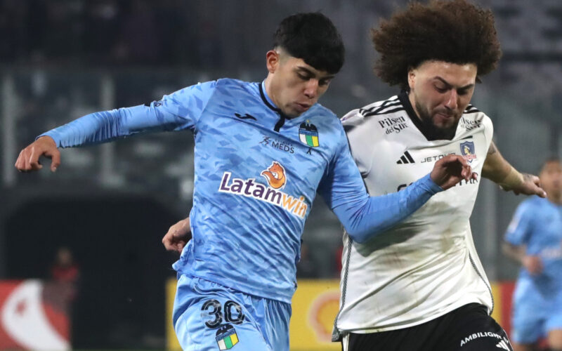 Maximiliano Falcón luchando un balón con un rival en un duelo entre Colo-Colo y O'Higgins.