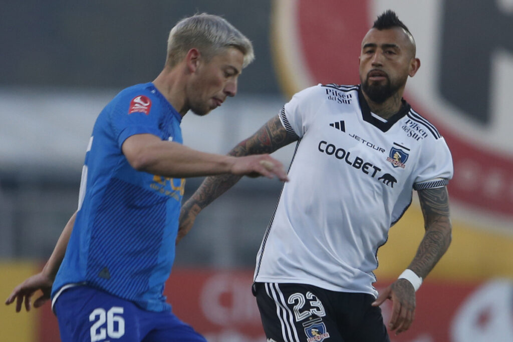 Arturo Vidal disputando un balón en un partido entre Colo-Colo y Deportes Santa Cruz por Copa Chile.