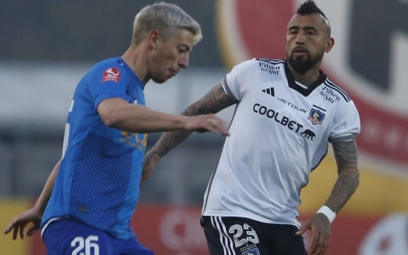 Arturo Vidal disputando un balón en un partido entre Colo-Colo y Deportes Santa Cruz por Copa Chile.