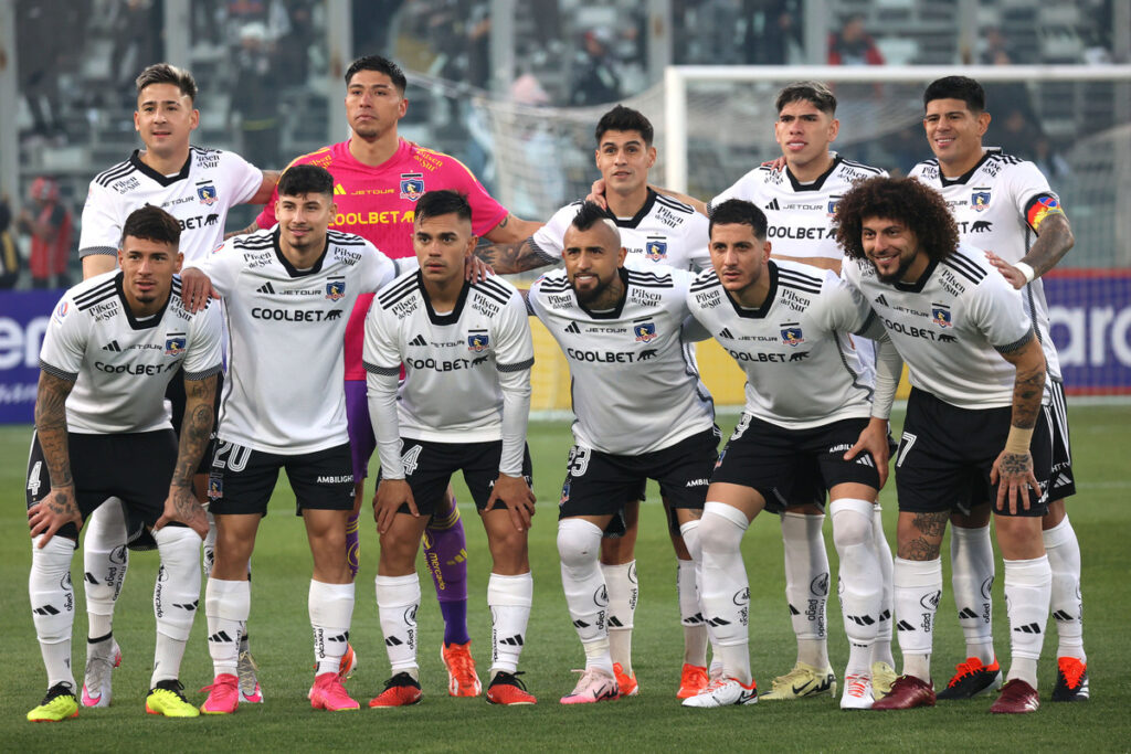 Jugadores de Colo-Colo posando para una foto.