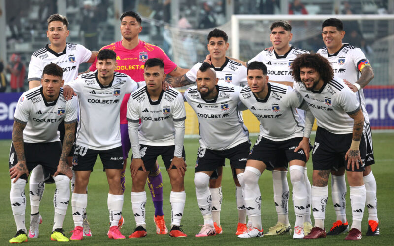 Jugadores de Colo-Colo posando para una foto.