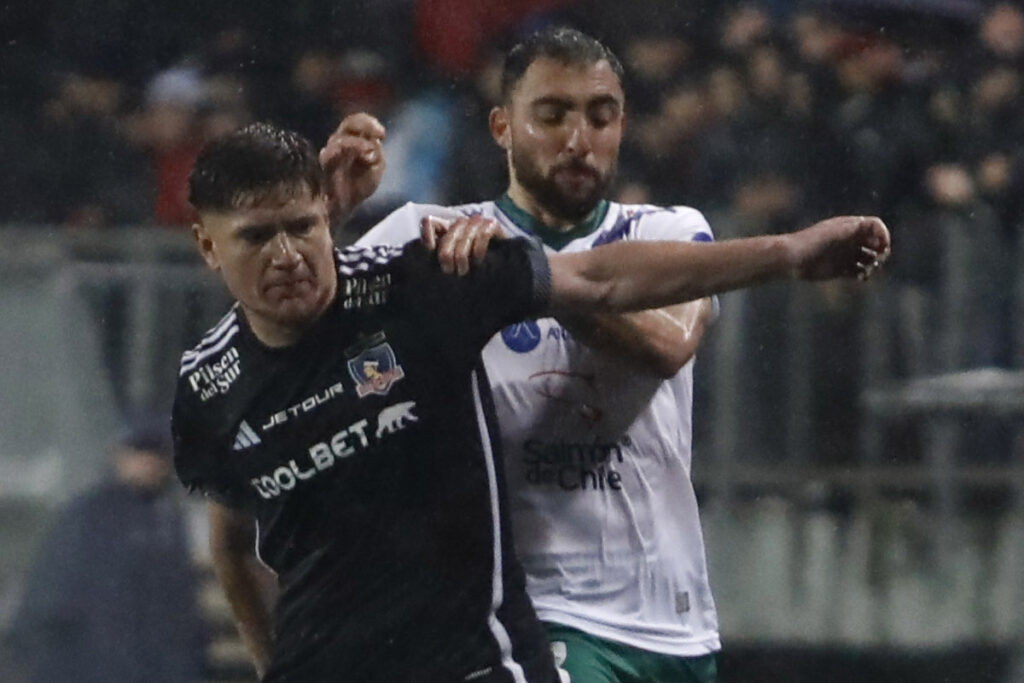 Leonardo Gil disputando un balón con un jugador de Deportes Puerto Montt.