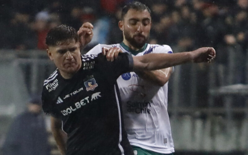 Leonardo Gil disputando un balón con un jugador de Deportes Puerto Montt.