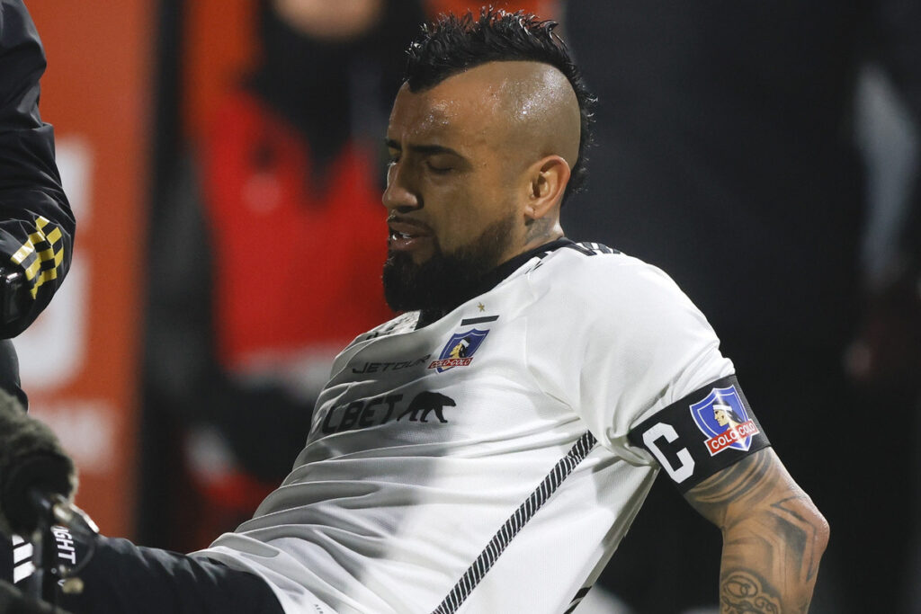 Arturo Vidal con gestos de dolor durante un partido de Colo-Colo.