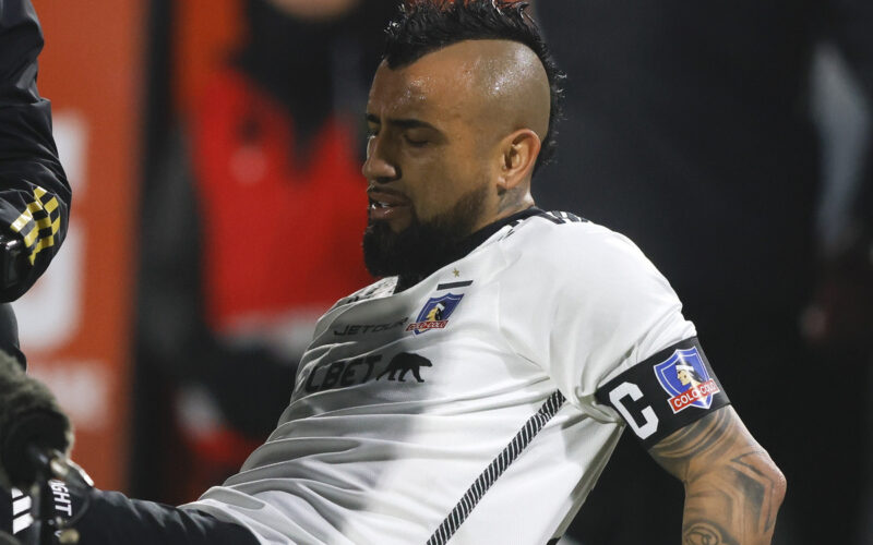 Arturo Vidal con gestos de dolor durante un partido de Colo-Colo.