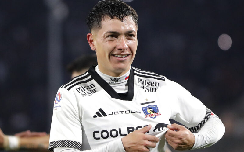 Primer plano de Cristián Zavala mostrando el escudo de Colo-Colo.