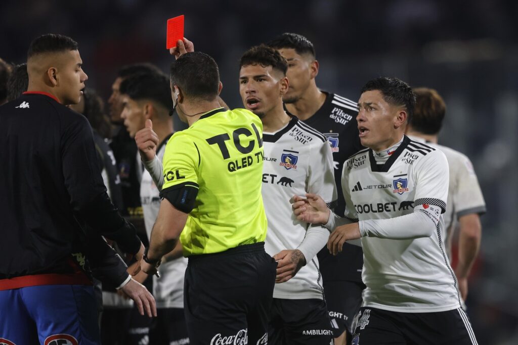 Árbitro Diego Flores mostrando la tarjeta roja en duelo de Colo-Colo vs Unión Española.