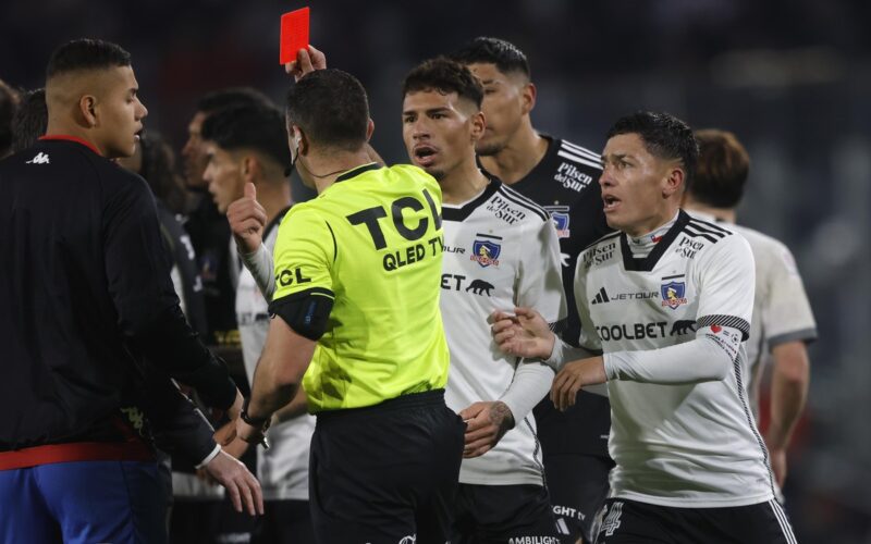 Árbitro Diego Flores mostrando la tarjeta roja en duelo de Colo-Colo vs Unión Española.