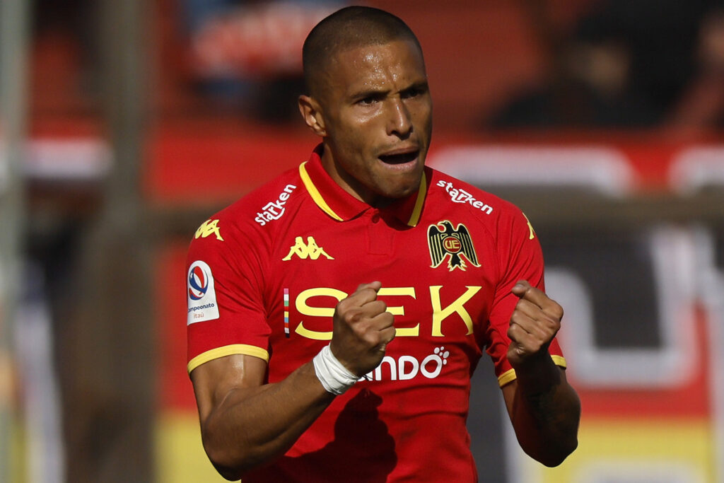 Leandro Benegas celebrando un gol con la camiseta de Unión Española.