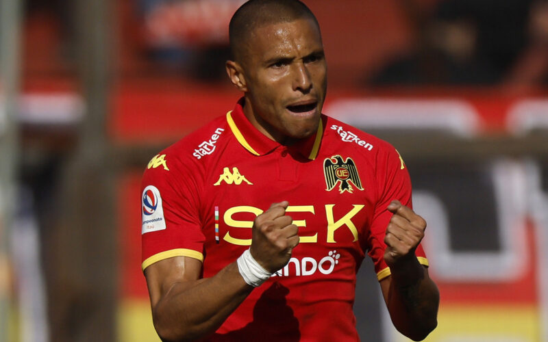 Leandro Benegas celebrando un gol con la camiseta de Unión Española.