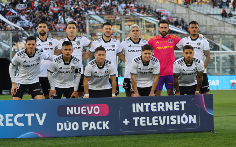 Jugadores de Colo-Colo formados para la foto oficial.