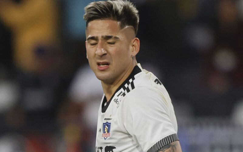 Primer plano de Guillermo Paiva con la camiseta de Colo-Colo.