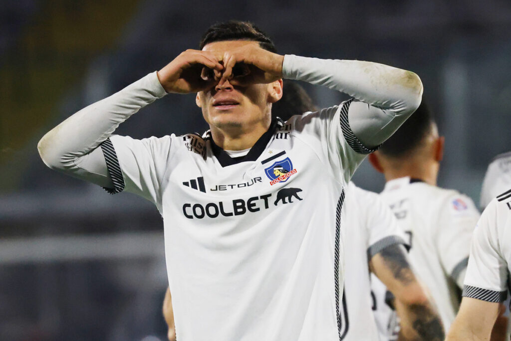 Lucas Cepeda celebrando un gol por Colo-Colo.