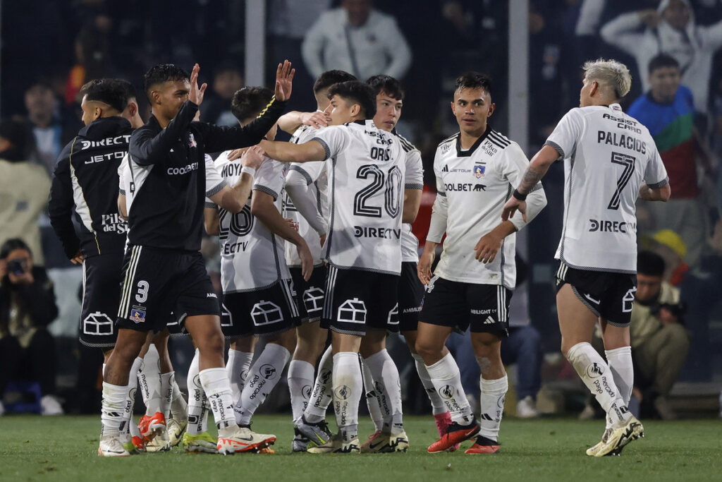 Jugadores de Colo-Colo abrazados celebrando un gol frente a O'Higgins.