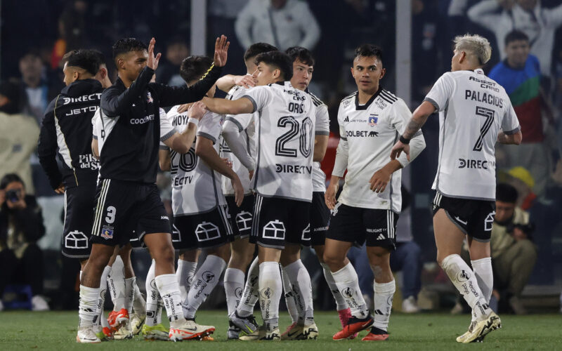 Jugadores de Colo-Colo abrazados celebrando un gol frente a O'Higgins.