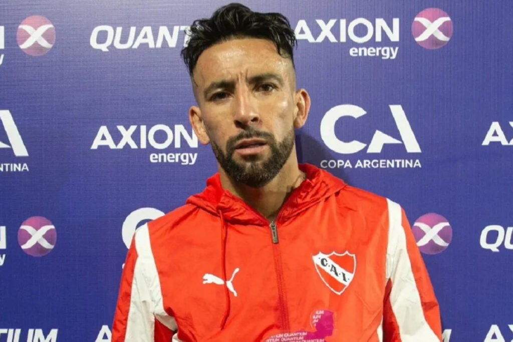 Primer plano de Mauricio Isla con ropa de Independiente de Avellaneda.