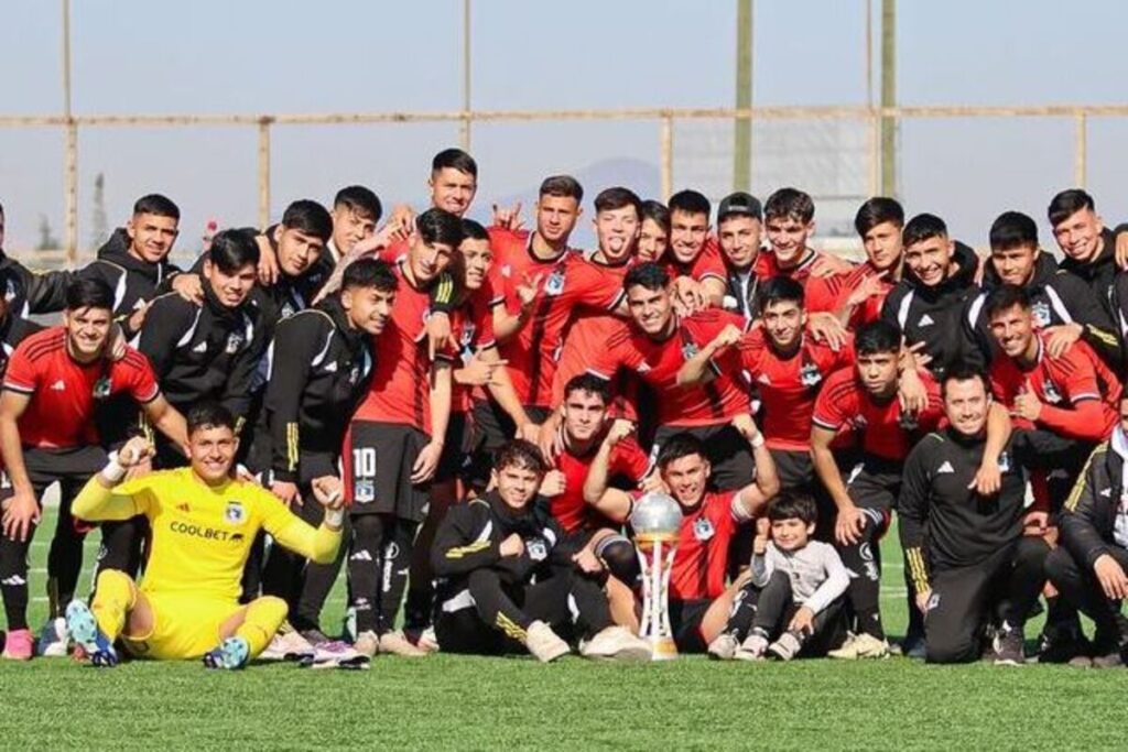 Jugadores de Colo-Colo Proyección posando para una foto.