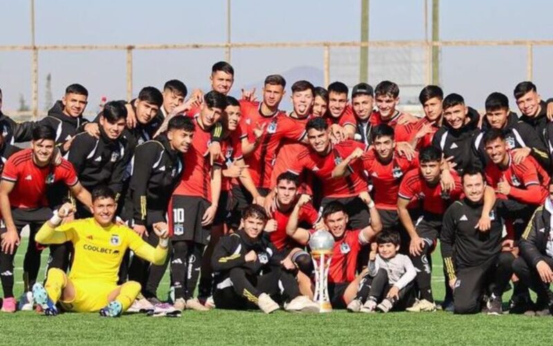 Jugadores de Colo-Colo Proyección posando para una foto.