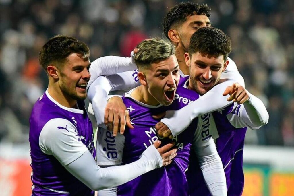 Anderson Duarte celebrando un gol junto a sus compañeros de Defensor Sporting.