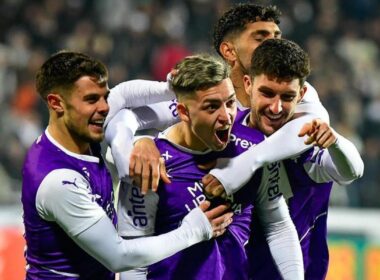 Anderson Duarte celebrando un gol junto a sus compañeros de Defensor Sporting.