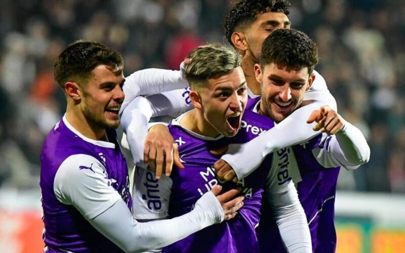 Anderson Duarte celebrando un gol junto a sus compañeros de Defensor Sporting.