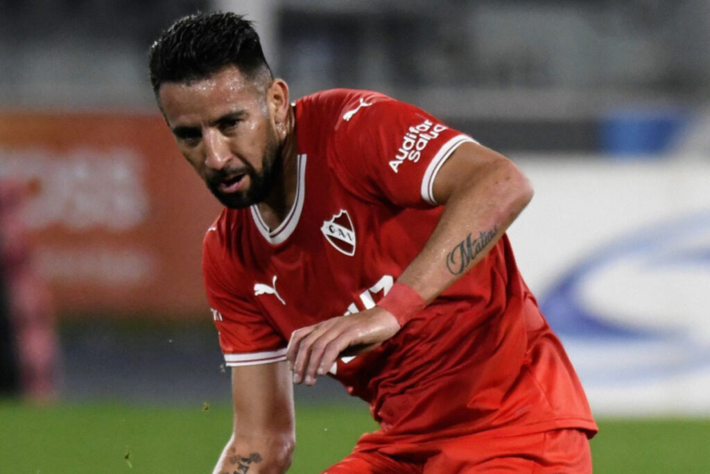 Primer plano de Mauricio Isla con la camiseta de Independiente de Avellaneda.