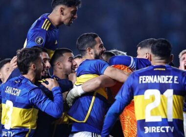 Jugadores de Boca Juniors abrazados celebrando un gol.