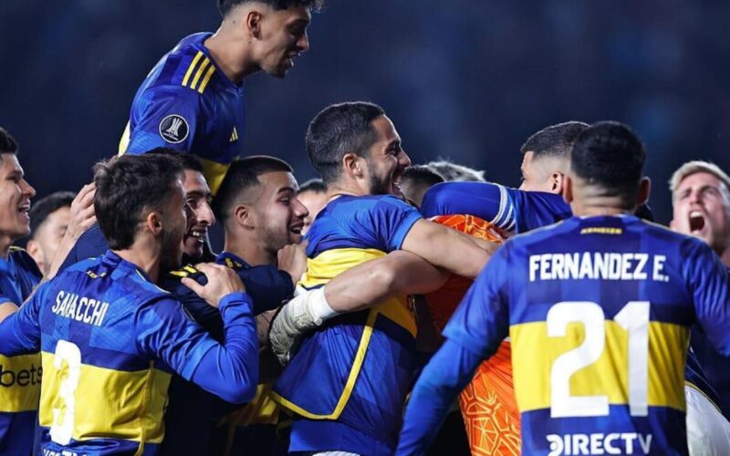 Jugadores de Boca Juniors abrazados celebrando un gol.