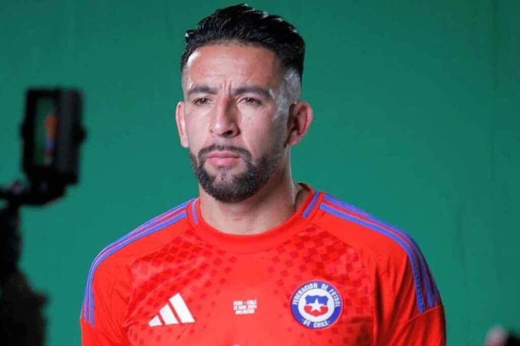 Primer plano de Mauricio Isla con la camiseta de La Roja.