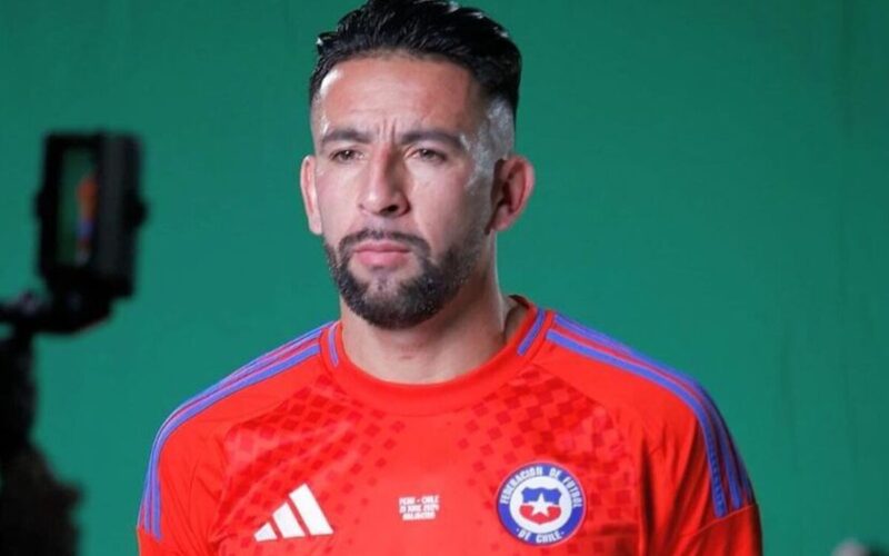 Primer plano de Mauricio Isla con la camiseta de La Roja.