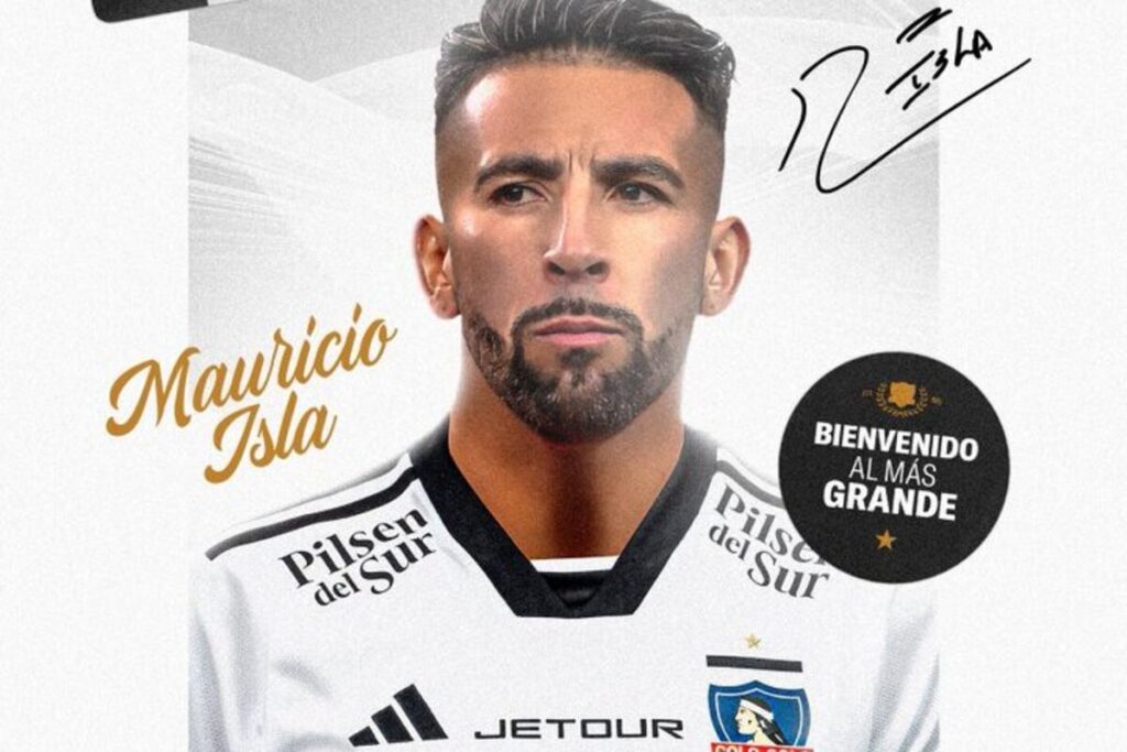 Mauricio Isla con la camiseta de Colo-Colo.