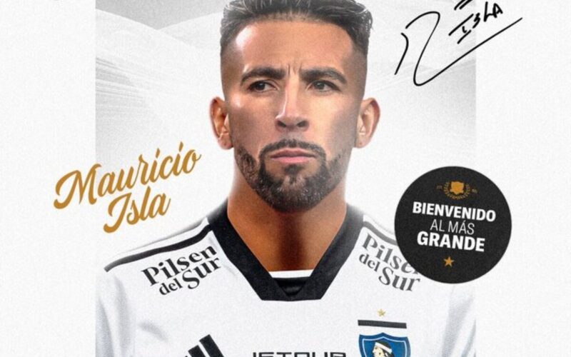 Mauricio Isla con la camiseta de Colo-Colo.