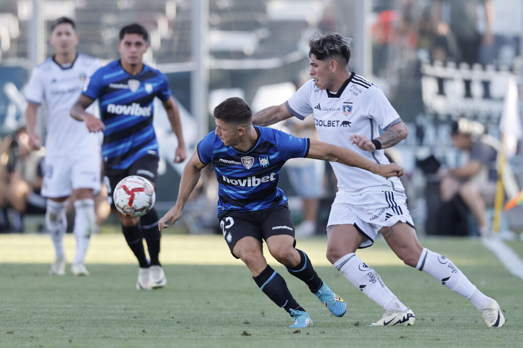 El jugador de Colo-Colo Carlos Palacios, derecha, disputa el balon con Cris Martinez de Huachipato.