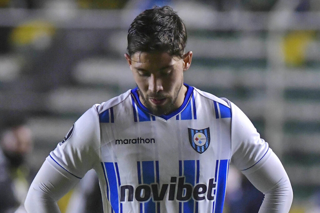 El jugador de Huachipato, Felipe Loyola, enfrentando a The Strongest