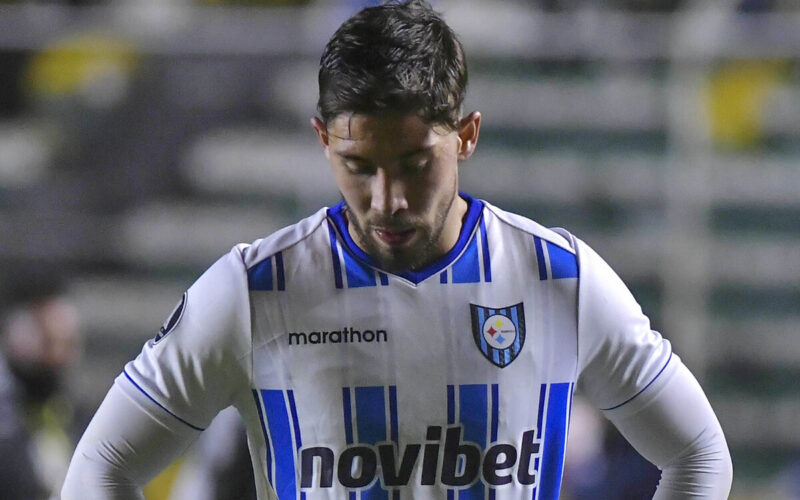 El jugador de Huachipato, Felipe Loyola, enfrentando a The Strongest