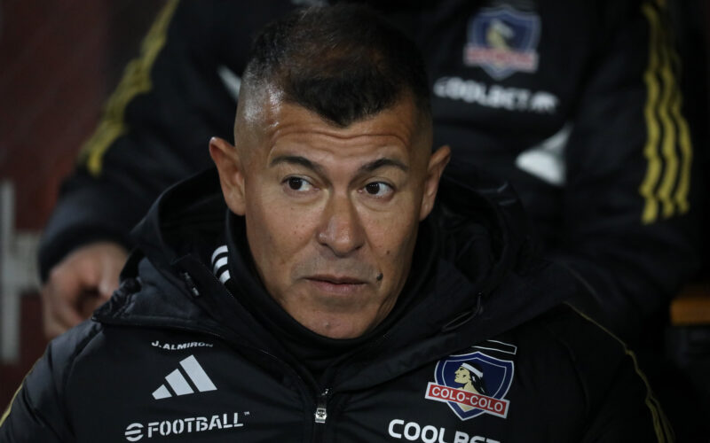 Primer plano al entrenador de Colo-Colo, Jorge Almirón