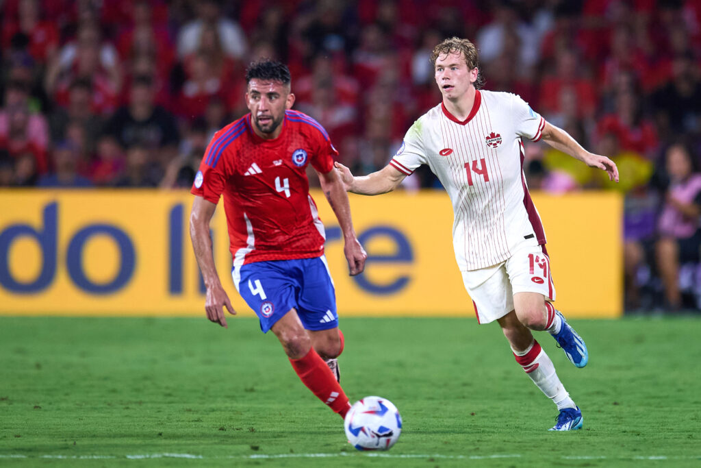 El jugador de La Roja, Mauricio Isla, ontra Canadá durante al partido de Copa America