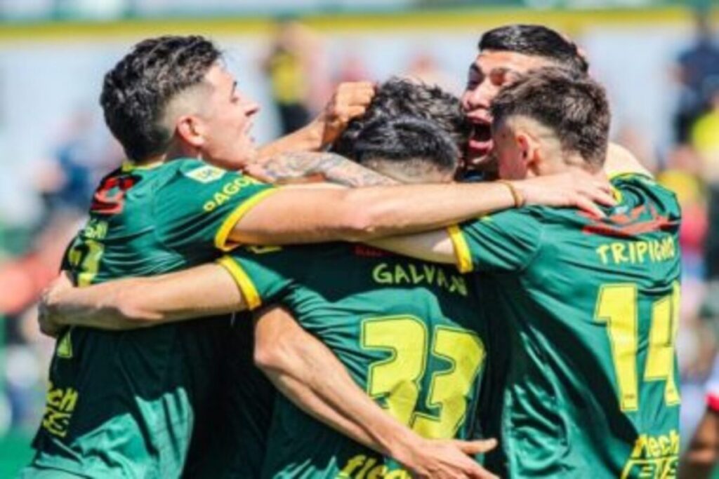 Jugadores de Defensa y Justicia celebrando un gol