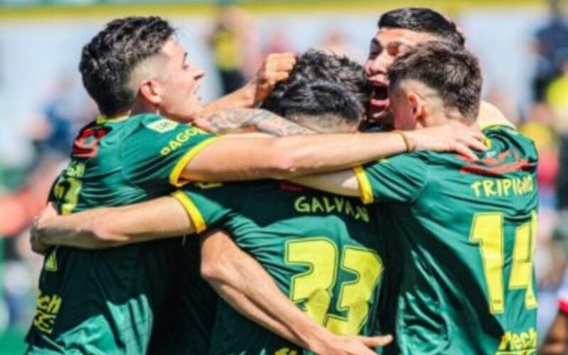 Jugadores de Defensa y Justicia celebrando un gol