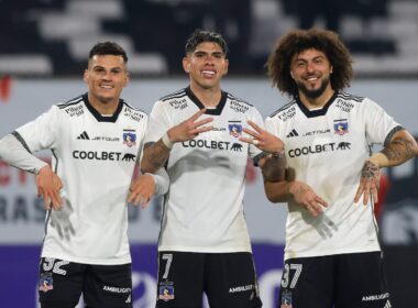 Lucas Cepeda, Carlos Palacios y Maximiliano Falcón celebrando con un gol