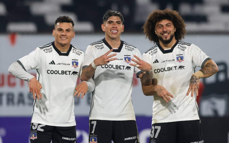 Lucas Cepeda, Carlos Palacios y Maximiliano Falcón celebrando con un gol