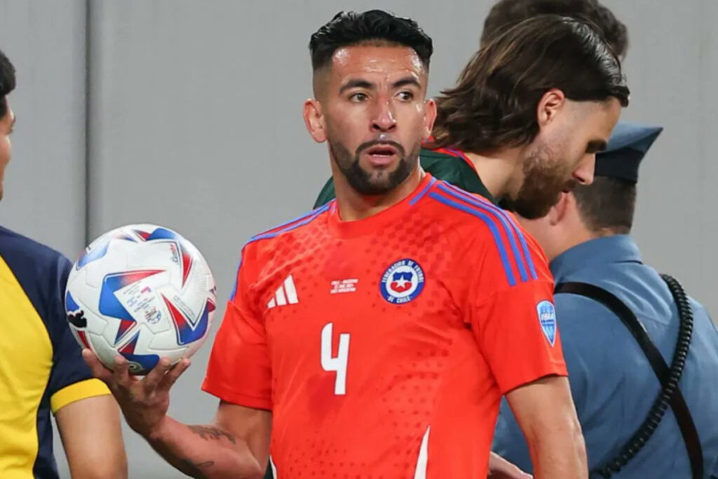 El jugador de la selección chilena, Mauricio Isla, disputando la Copa América