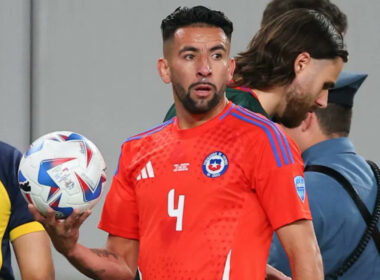 El jugador de la selección chilena, Mauricio Isla, disputando la Copa América