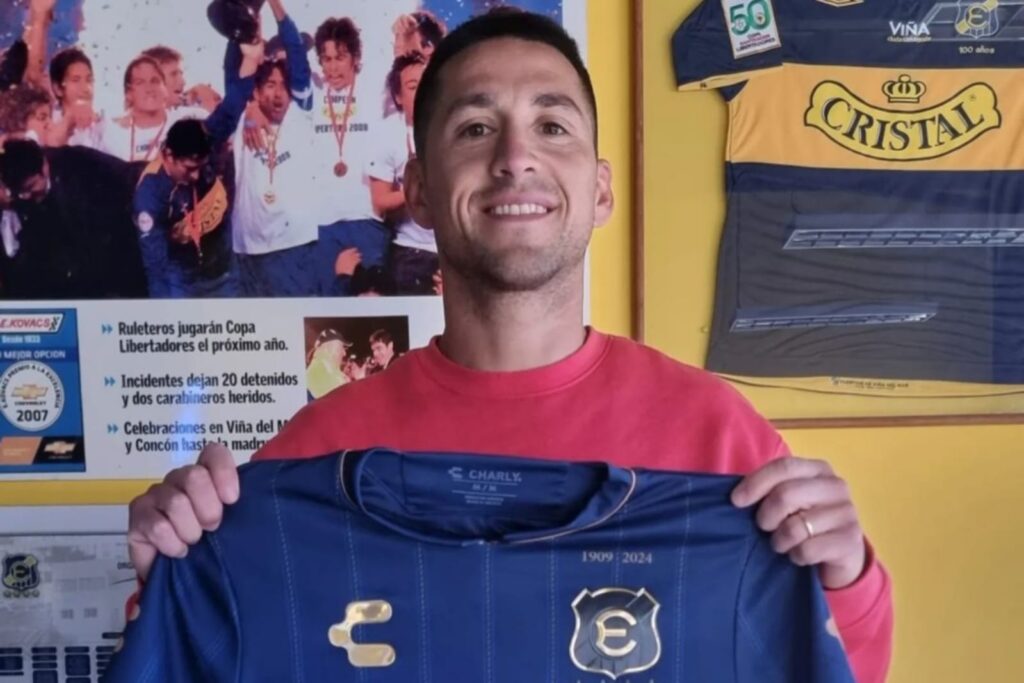 Juan Delgado presentado con la camiseta de Everton de Viña del Mar.