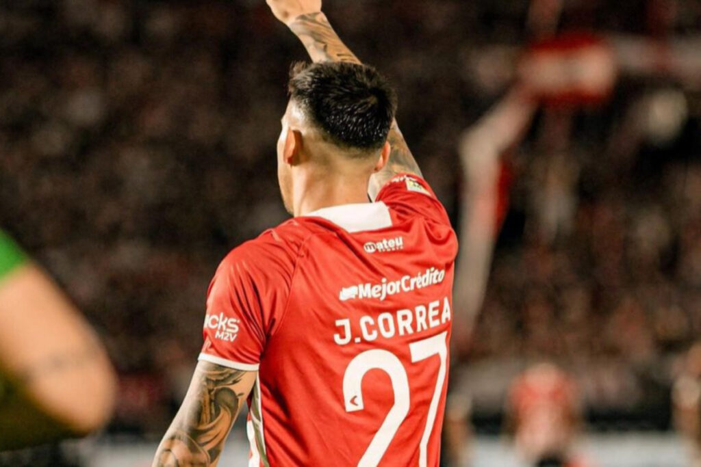 El nuevo delantero de Colo-Colo, Javier Correa, celebrando un gol