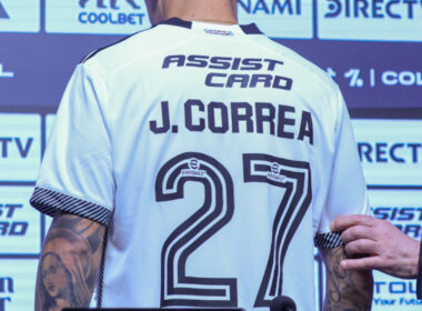 El jugador de Colo-Colo, Javier Correa, mostrando su dorsal