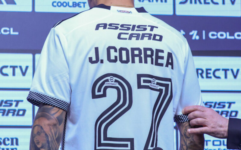 El jugador de Colo-Colo, Javier Correa, mostrando su dorsal