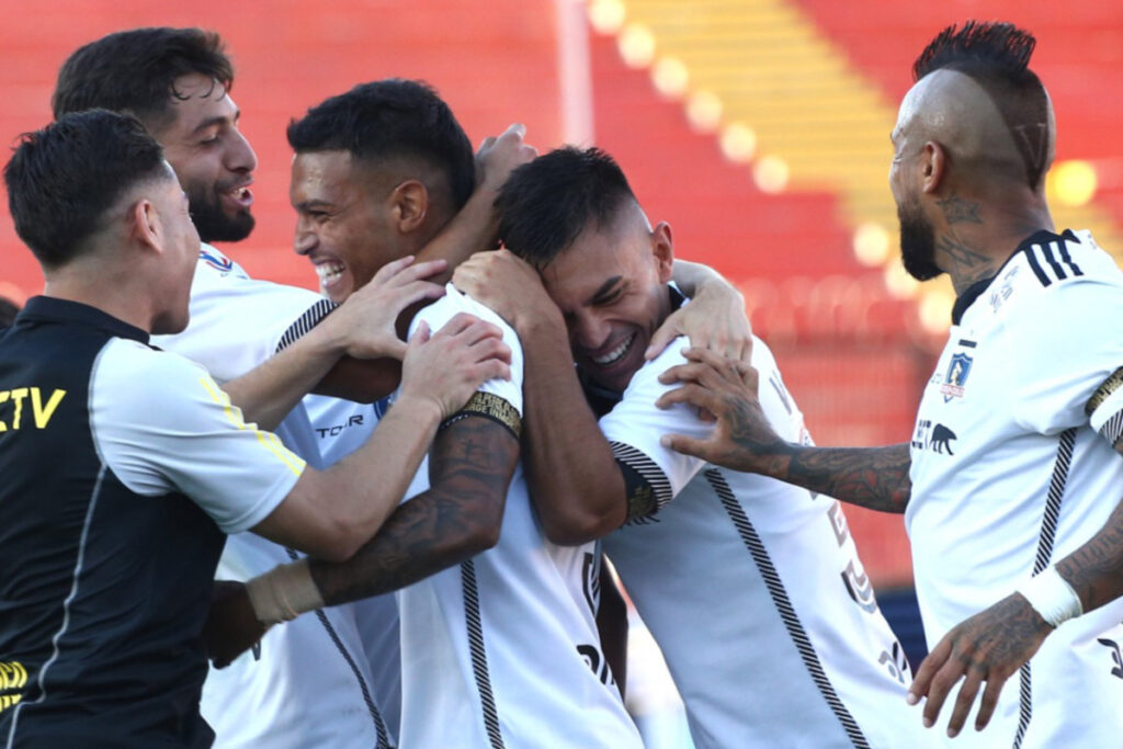 Jugadores de Colo-Colo celebrando un gol contra de Union Espanola