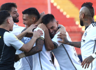 Jugadores de Colo-Colo celebrando un gol contra de Union Espanola