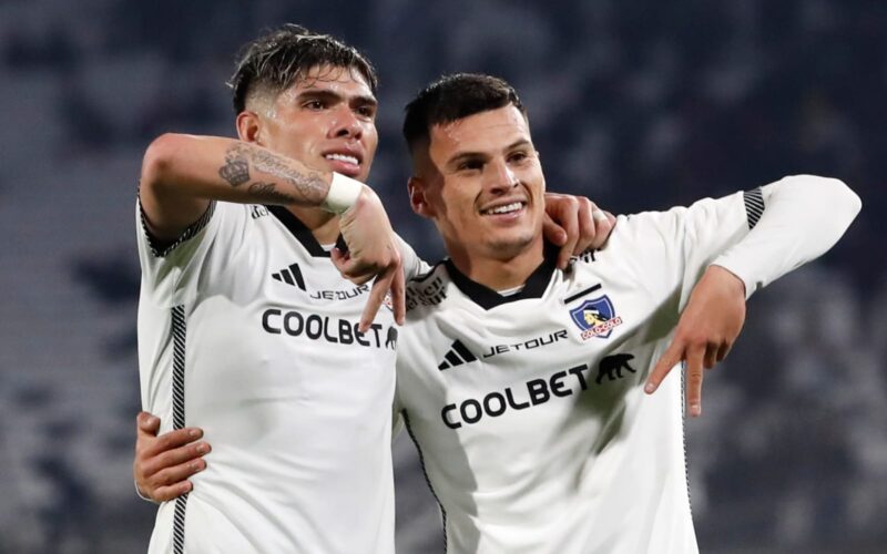 Carlos Palacios y Lucas Cepeda celebrando un gol ante O'higgins en el Estadio Monumental.